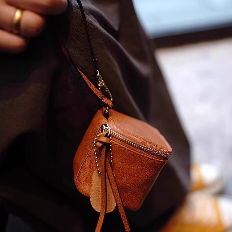 Simple Vegetable-Tanned Leather Key Bag, Mini Hand-Carrying Large-Capacity Earphones, Lipstick, Coins, Toy Cosmetics Bag, Coin Purse