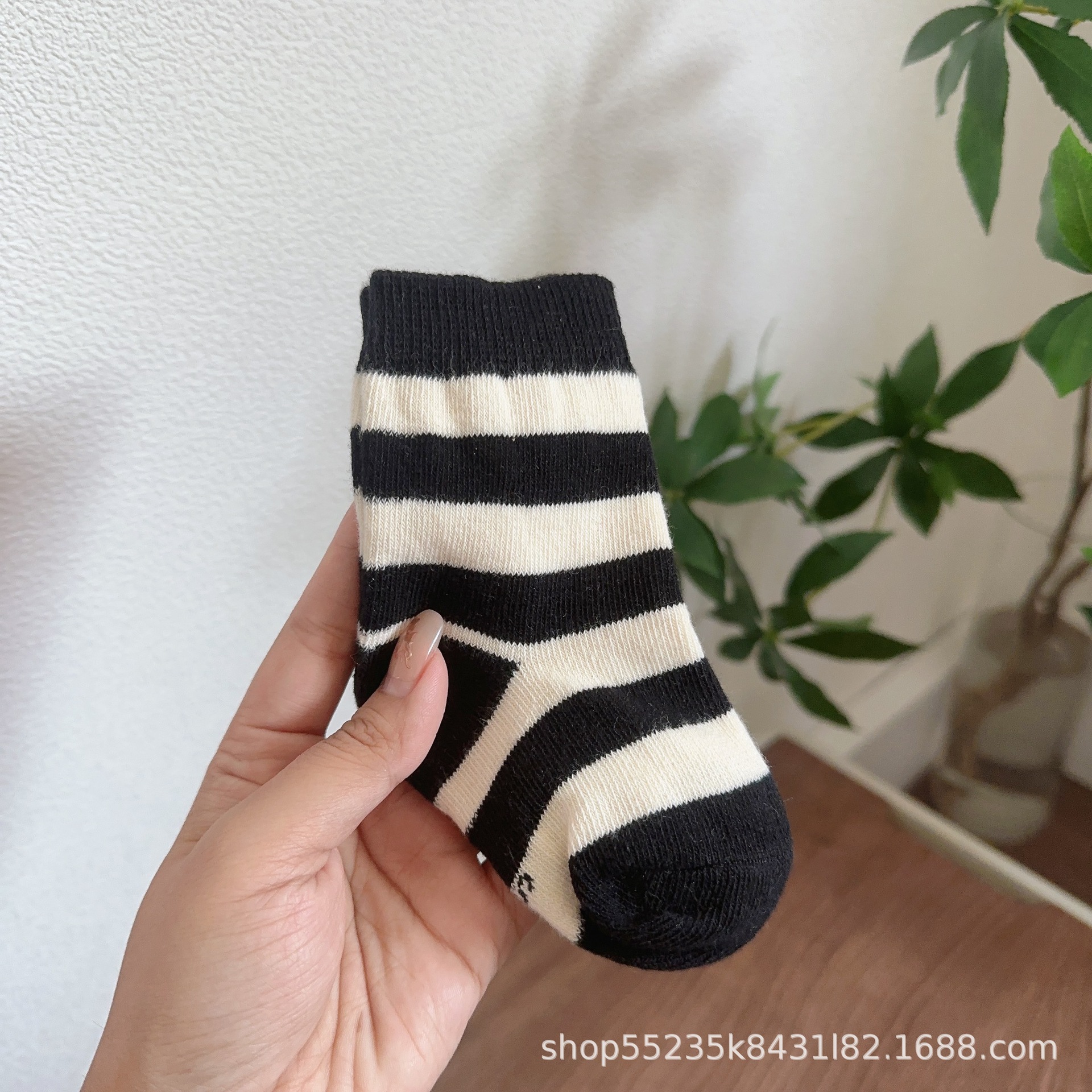 2023 nuevos calcetines de bebé calcetines de algodón de primavera y otoño engrosados calcetines de otoño e invierno para niños calcetines de moda versátiles calcetines de bebé a media pierna