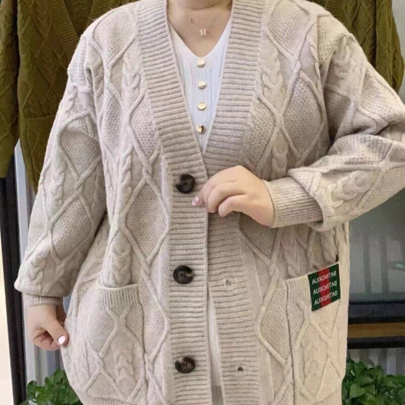秋に太って大きいサイズのvネックのセーターの上着の新型の韓国版の太っている女性の洋風のメリヤスのカーディガンの外でマントを掛けます。|undefined