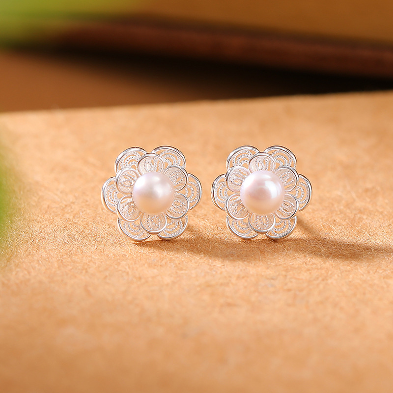 Bông tai bạc S925 mạ vàng họa tiết hoa rỗng đính ngọc trai nước ngọt — Kiểu màu bạc