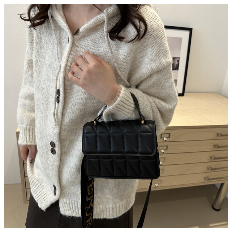 A stylish and simple diamond-shaped small square bag for the autumn and winter of 2024, featuring a solid color and a trendy single-shoulder bag for women undefined