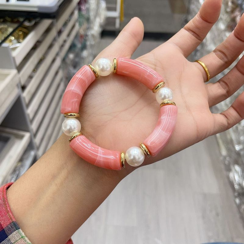 ヨーロッパとアメリカのファッショナブルなパーソナライズされたアクリルエルボブレスレット、湾曲した竹管、女性用パール弾性ロープ友情ブレスレットジュエリー|undefined
