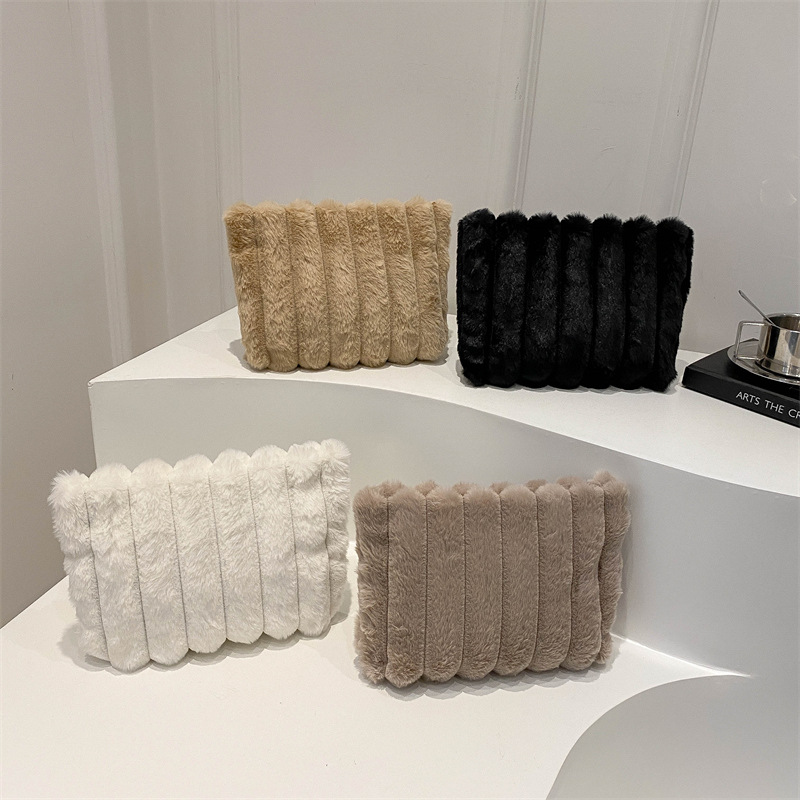 Bolso de mano de felpa de otoño e invierno de gran capacidad 2024 otoño e invierno nuevo estilo de moda y estilo extranjero bolso femenino de lana textura pequeño cuadrado