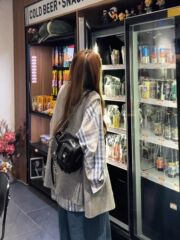 慵懒风时尚灰色单排扣宽松百搭马甲女秋季内搭格纹长袖衬衫两件套