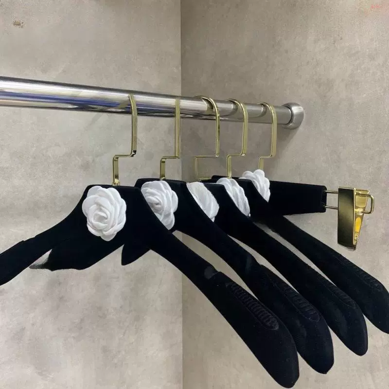 Пластиковые вешалки с бархатной камелией и антискользящими свойствами для оптовой продажи, тщательно отобранные.