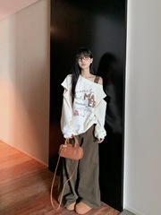 设计感豹纹字母印花斜肩卫衣女秋季美式镂空宽松杏色长袖套头上衣