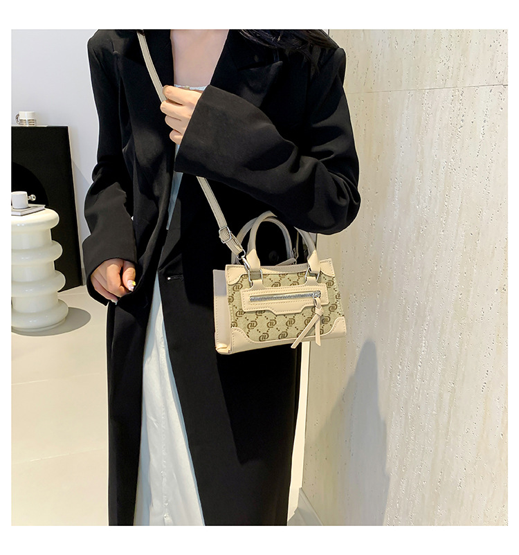 This stylish single-shoulder handbag, with a simple and casual texture, is a new Korean style crossbody small square bag for women in the autumn of 2024 undefined