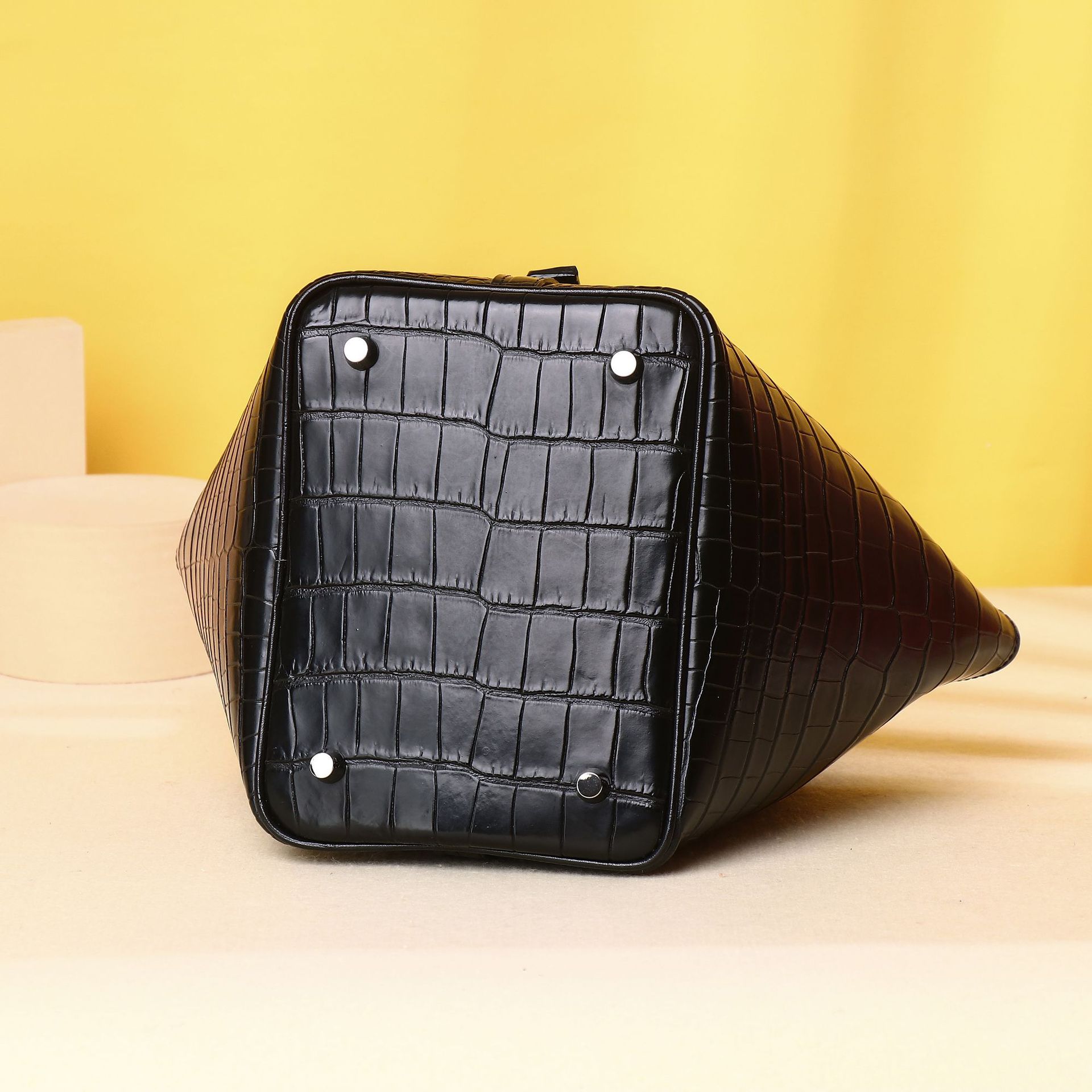 Túi bucket nữ da silicon vân cá sấu cao cấp, kiểu dáng giỏ xách tay, đeo chéo tiện lợi — Đen - Khóa vàng, Đen khóa bạc