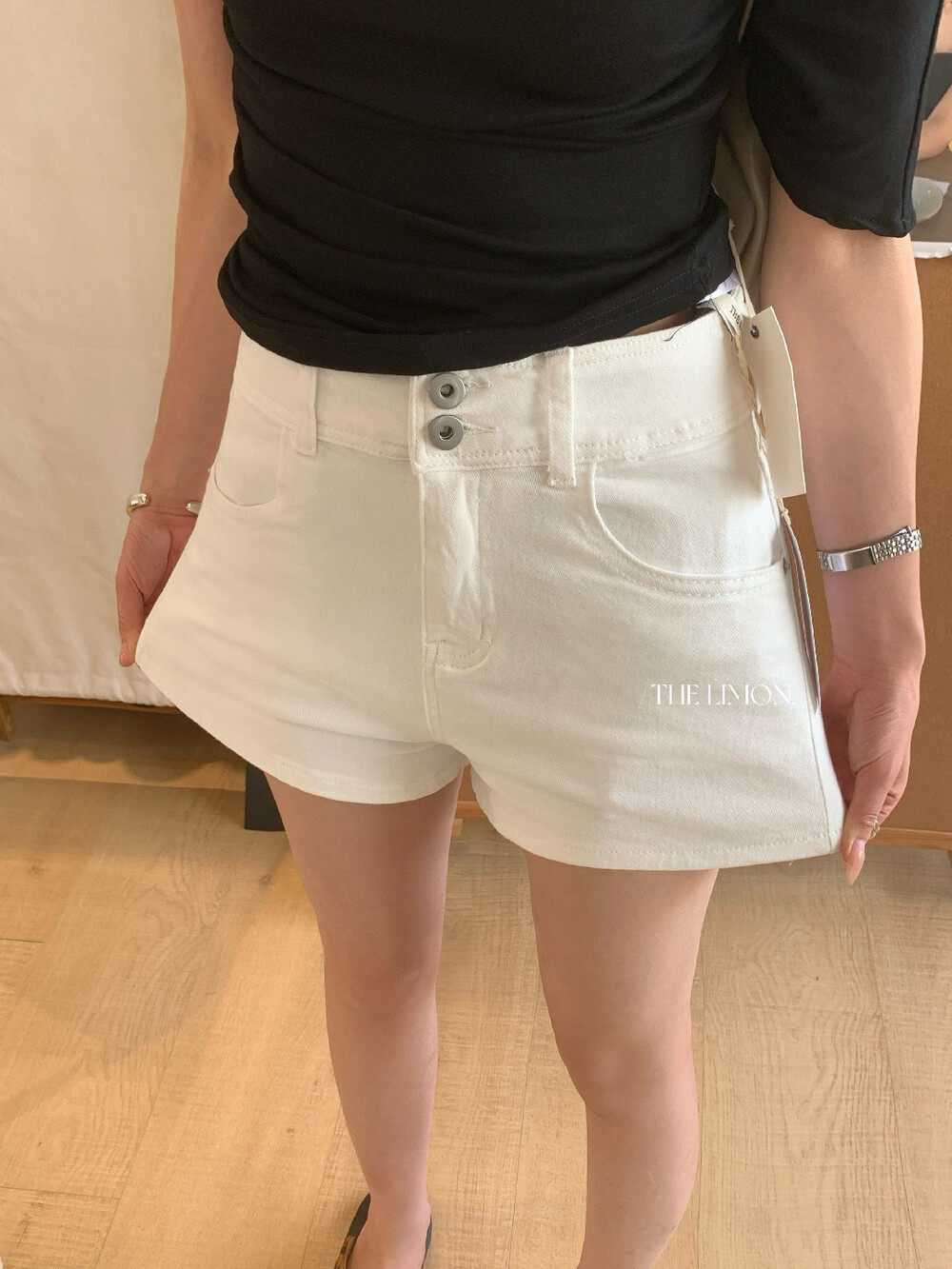 Quần short jean nữ lưng cao thiết kế hai khuy, dáng ôm gọn, phối màu cơ bản — màu đen, trắng ngà, màu kaki chi tiết 11