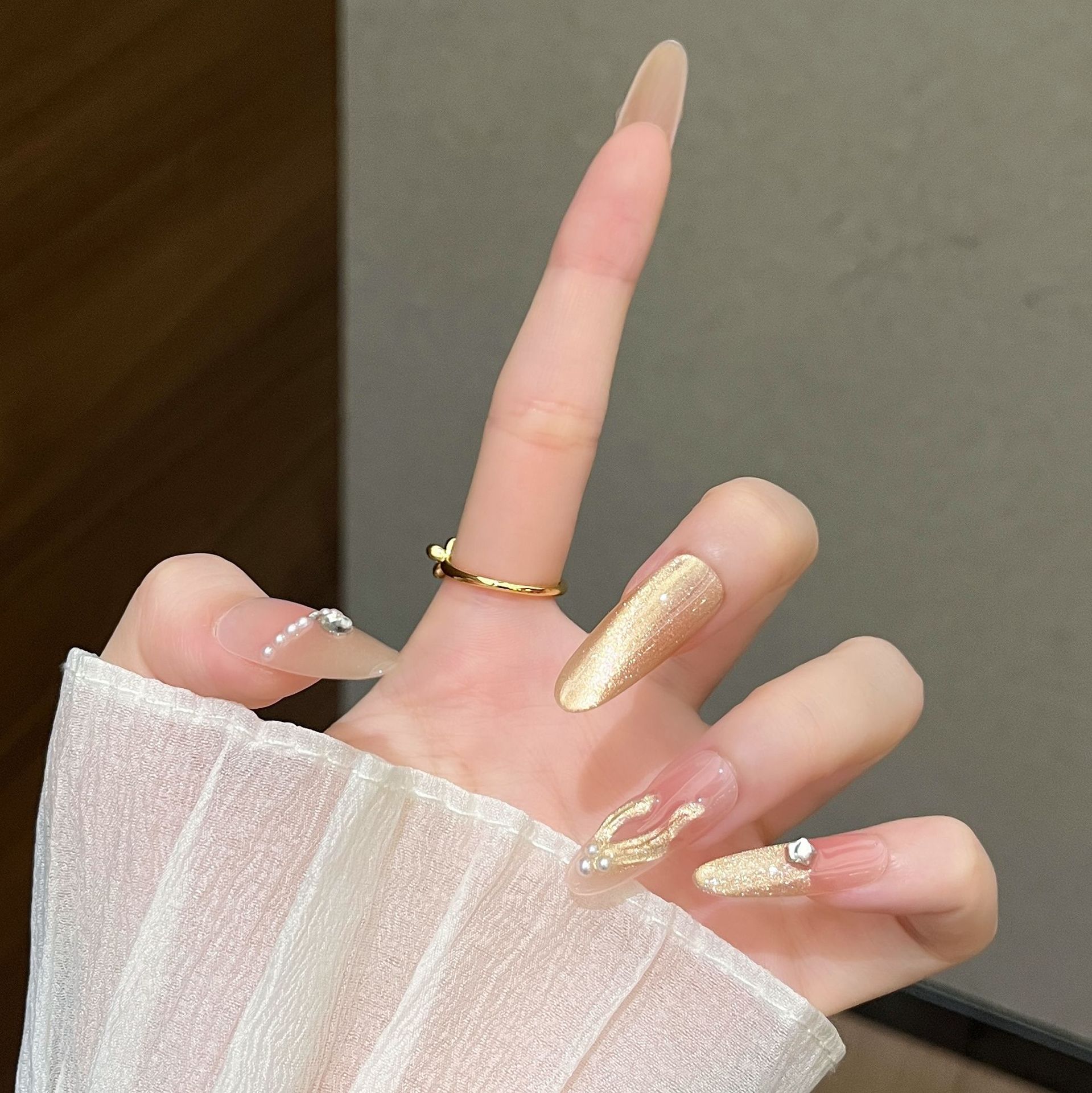 Manual puro otoño y invierno nuevo oro cola de pescado manicure desgaste pieza de uñas productos terminados desmontables fabricantes al por mayor elípticos