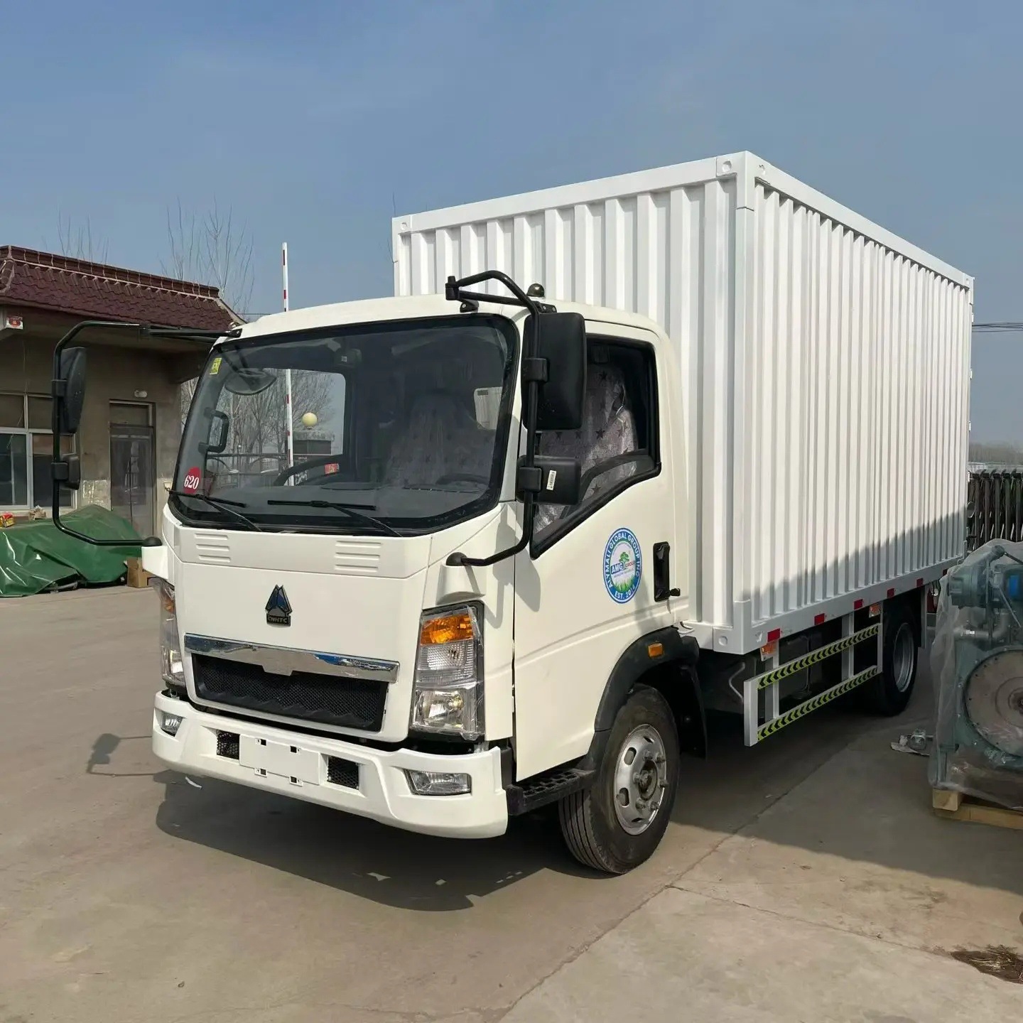 Cross-border export of Sinotruk HOWO box-type trucks, HOWO closed box cargo trucks for logistics transportation in Africa