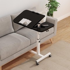 逸淘は立っています。簡易携帯型ノートパソコンのベッドの上でパソコンのデスクで移動します。