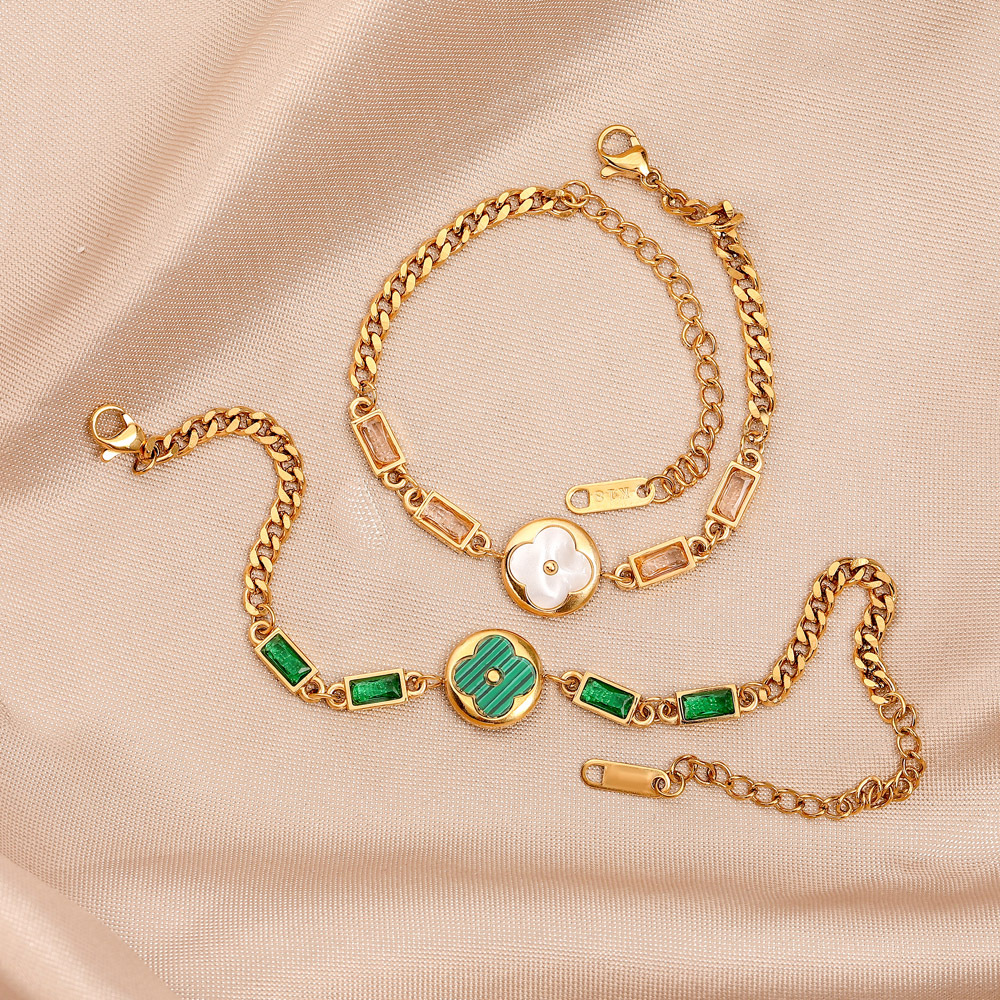 Alta sensación de marea retro esmeralda de cuatro hojas flor pulsera de acero de titanio nicho lujo ligero exquisito versátil pulsera de acero de titanio al por mayor