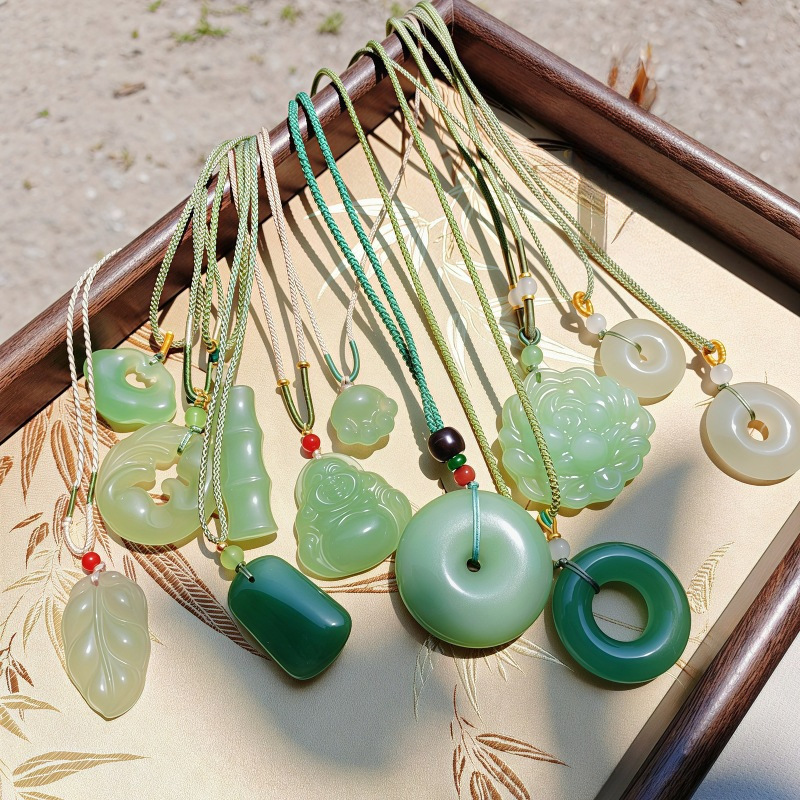 Natural Aventurine Jade Cloud Lock Pendant, Peace Pendant, Jade Ornament, Guanyin Pendant, Live Stream Source Natural Aventurine Jade Cloud Lock Pendant, Peace Pendant, Jade Ornament, Guanyin Pendant, Live Stream Source