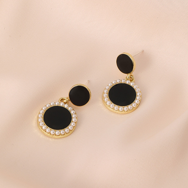 Black retro elegant earrings from pearl