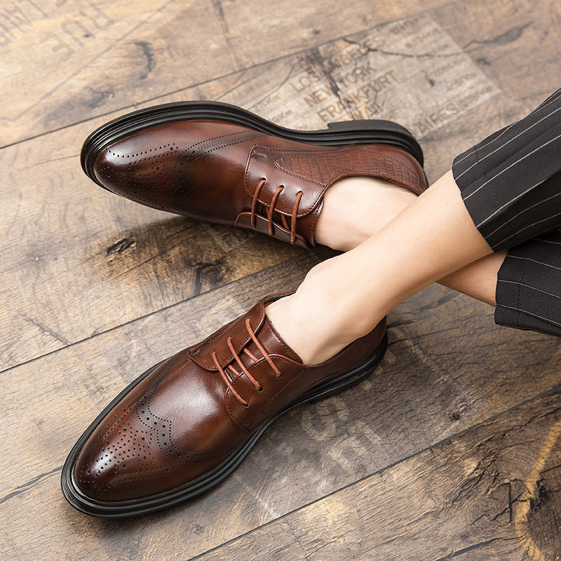 2025 zapatos de cuero para hombres de boda traje de novio negocios británico punta barro peluquería tallada zapatos casuales para hombres