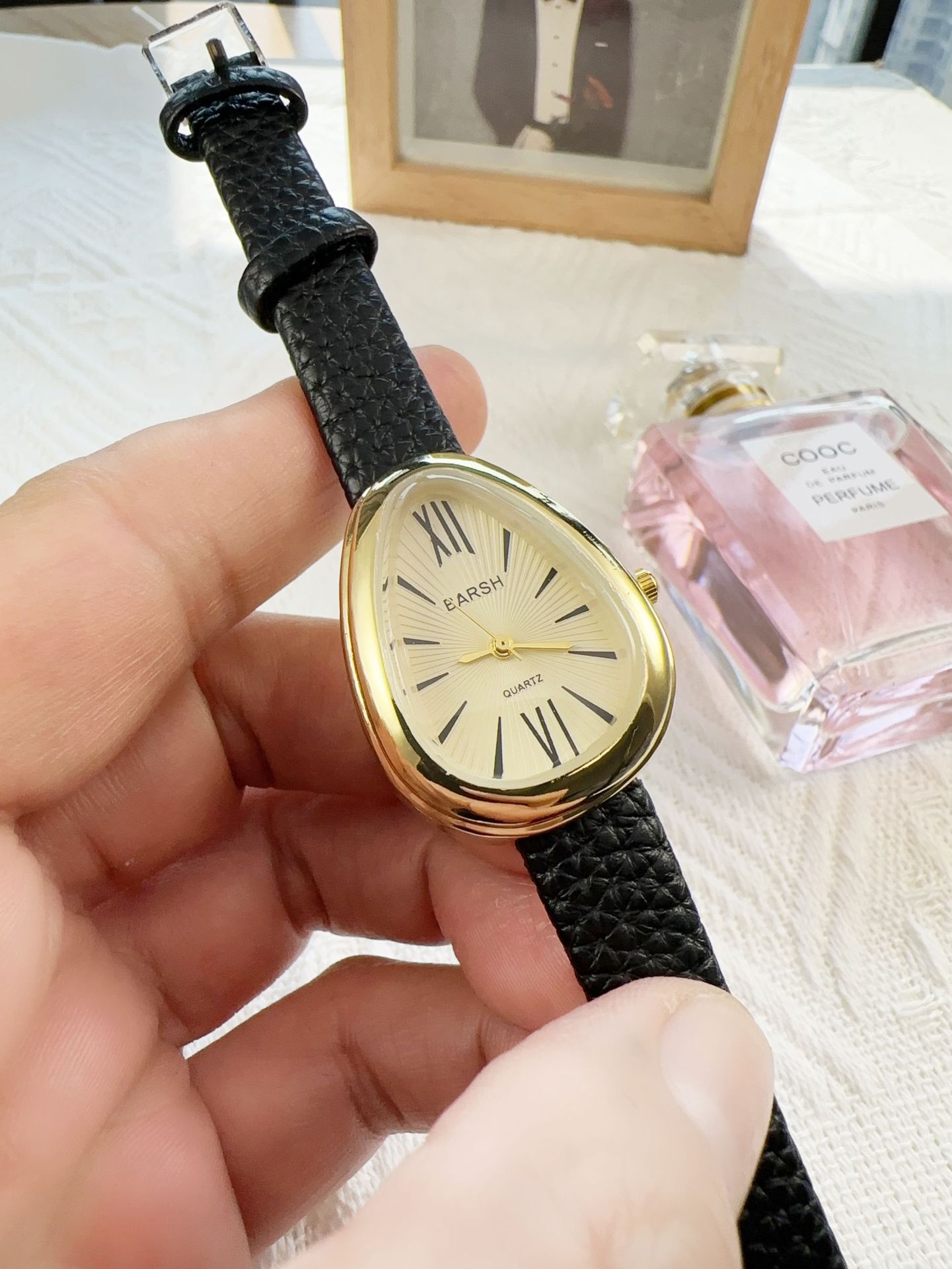 50g Weight Ordinary Glass Mirror Material Imitation Leather Strap Material Watch Classification Pointer+Number Display Type Buckle Buckle Style Drop shape Dial Shape Quartz Movement Women's Gender Retro Solid Color Buckle Quartz Watch Women's Watches 无