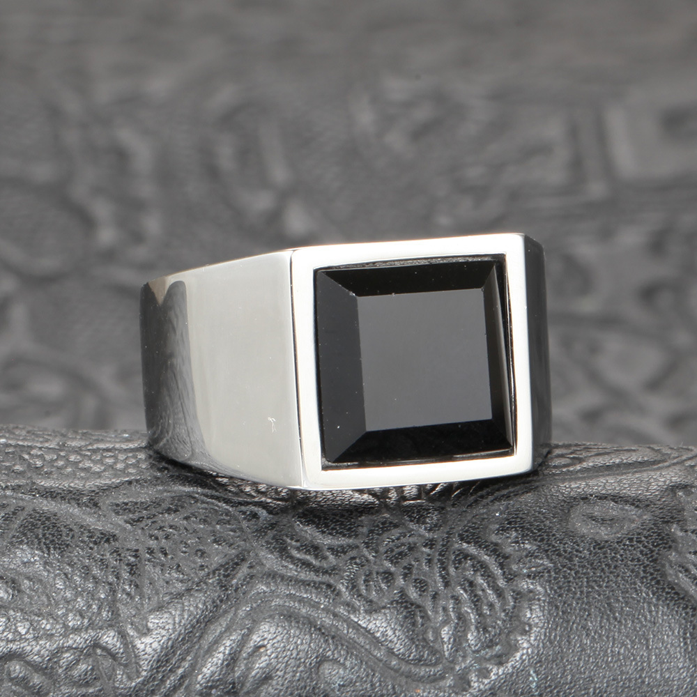 INS anillo de piedras preciosas negro brillante para hombres de acero de titanio de estilo simple en stock suministro de entrega de una pieza