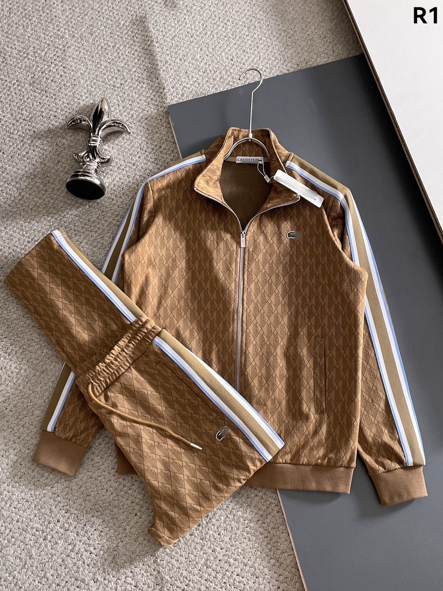 Khaki / M