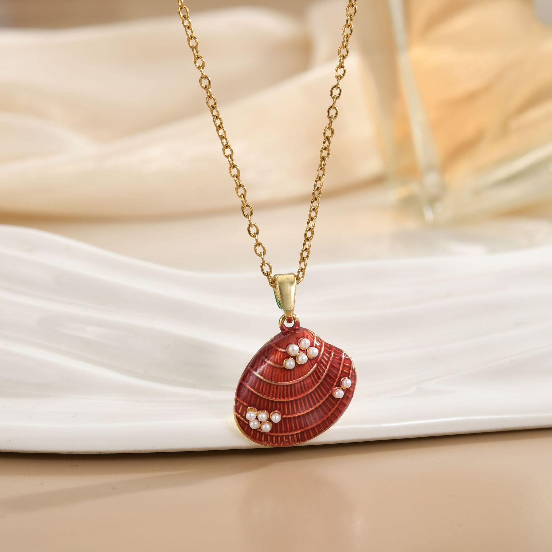 Ocean Style Shell Pendant Necklace With Pearl & Gold Plating_voghion.com