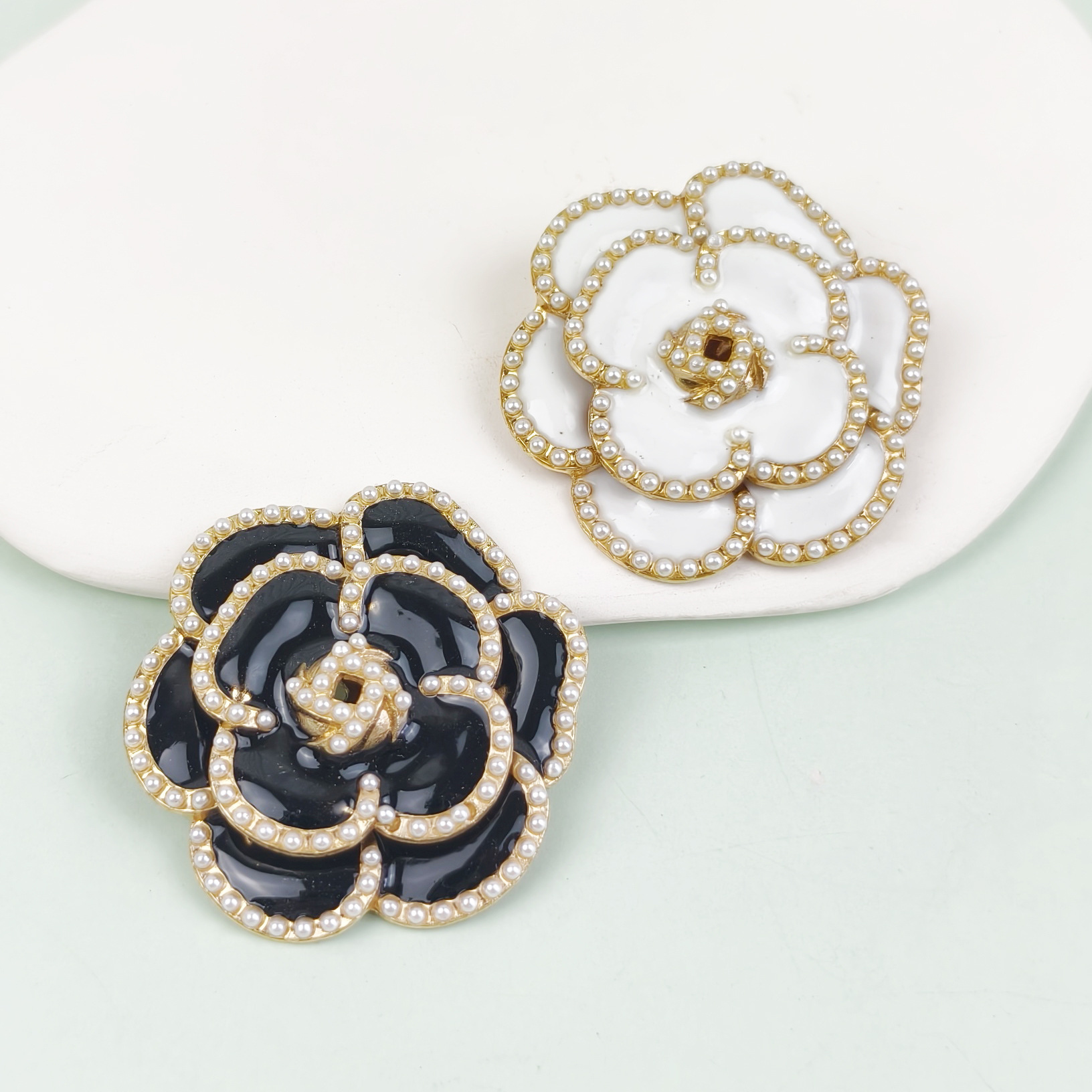 Broche de perlas de camelia Advanced Sense Accesorios de ropa para damas Aguja de cuello Collar decorativo de aleación anti-brillo