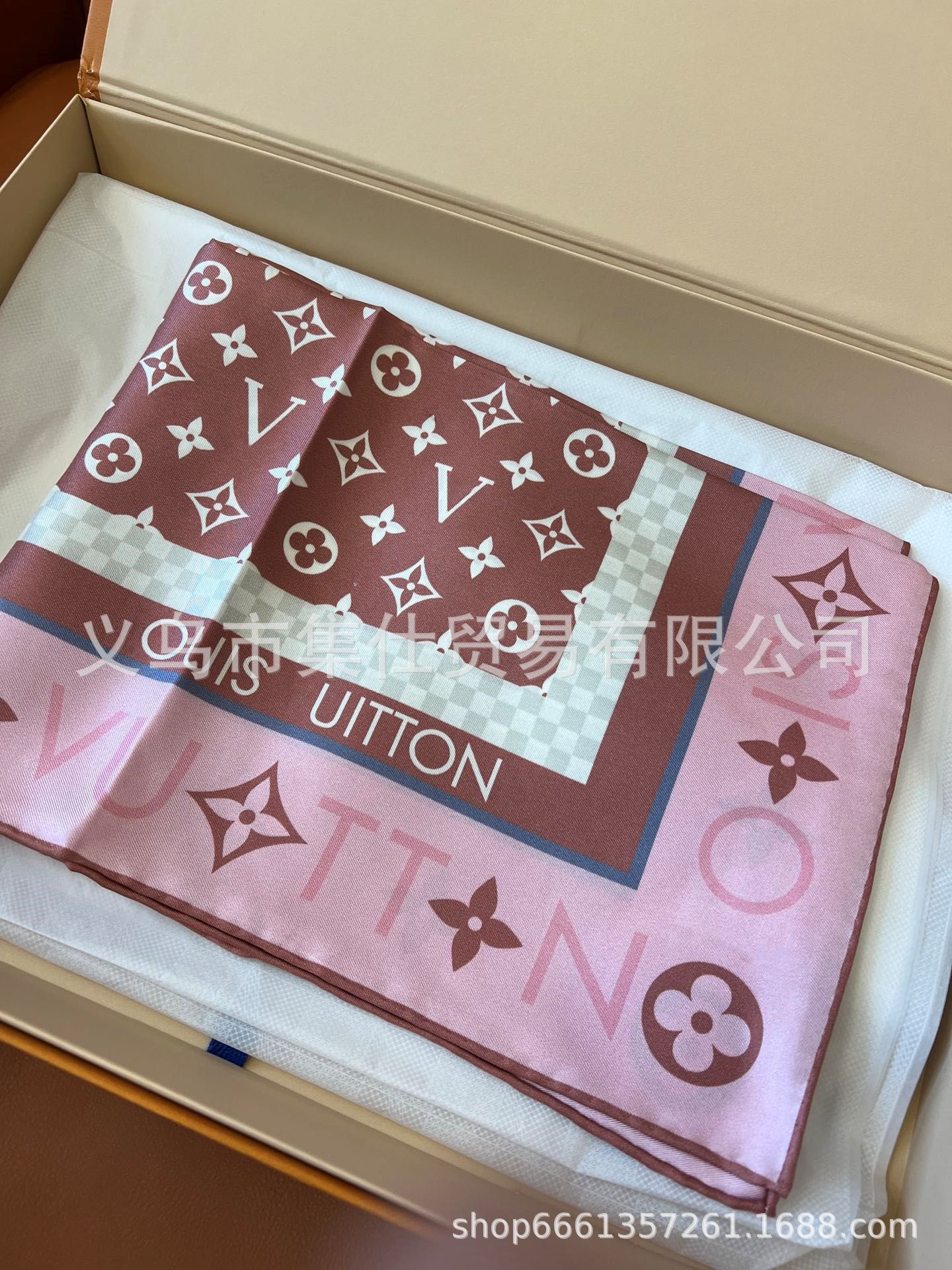 Bufandas de seda de moda europeas y americanas transfronterizas bufandas elegantes de alta calidad lujosas impresión de letras de seda impresión caliente en el extranjero