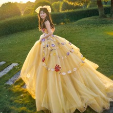 影樓外景主題黃色彩紗森系草坪婚紗攝影在逃公主風寫真拍照禮服