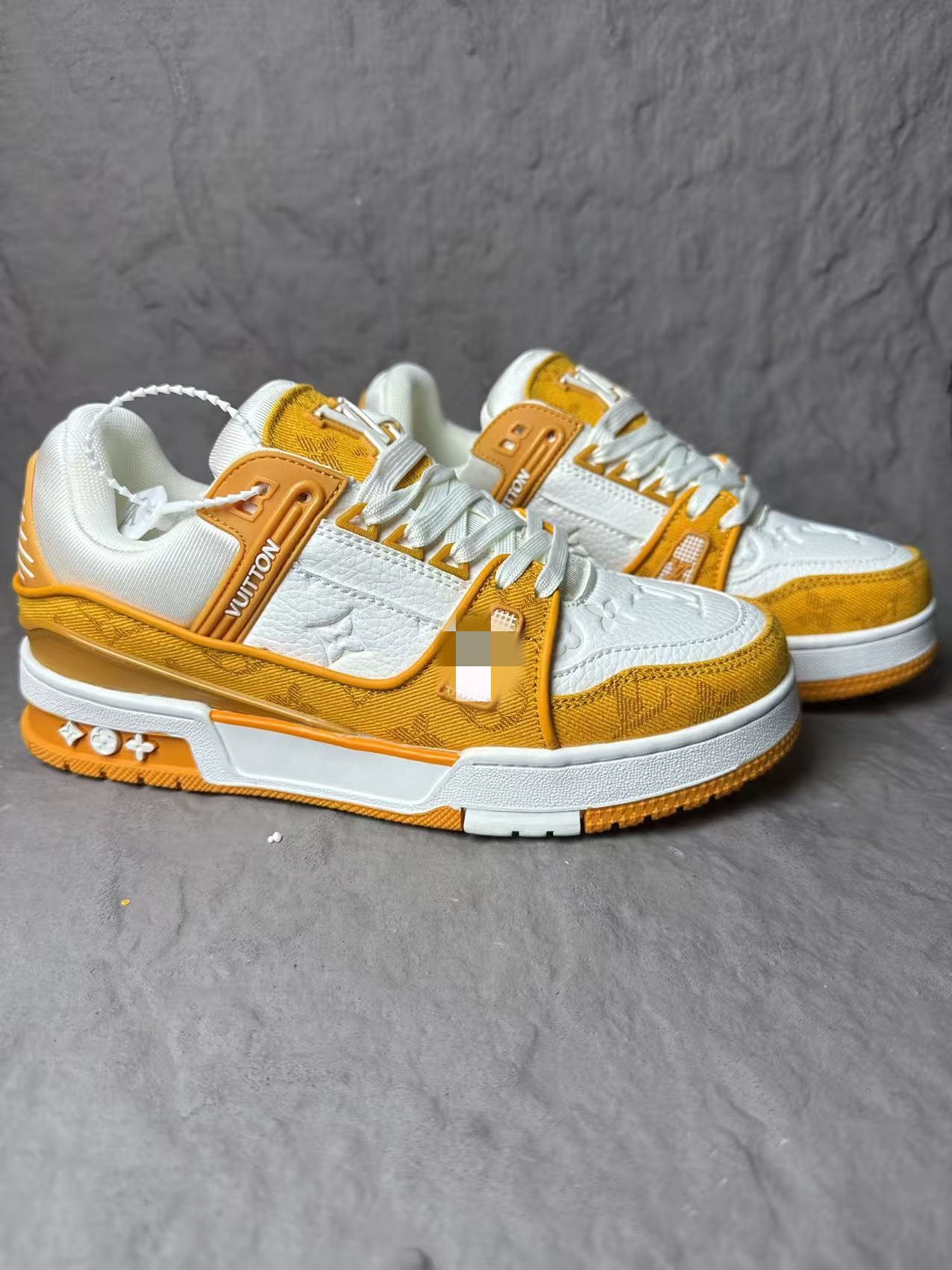 Spot comercio exterior transfronterizo burro entrenador blanco cemento vaqueros azul moda deportiva casual pareja hombre y mujer skate