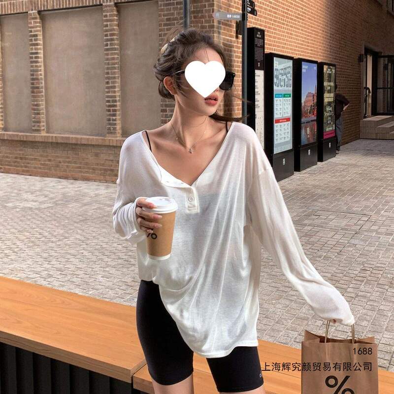 Relaxed and casual white buttoned long-sleeve T-shirt for women, summer thin loose versatile outerwear, sun protection top Relaxed and casual white buttoned long-sleeve T-shirt for women, summer thin loose versatile outerwear, sun protection top