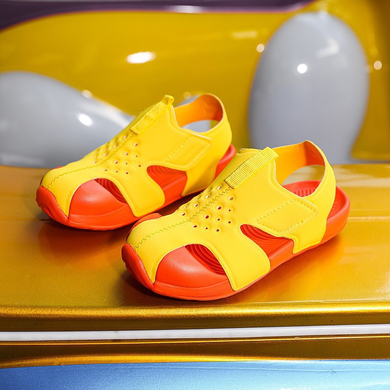 Sandalias para niños con punta cerrada para hombres y mujeres al por mayor Zapatillas de bebé para niños grandes, medianas y pequeñas nuevos zapatos de playa antideslizantes populares a prueba de agua