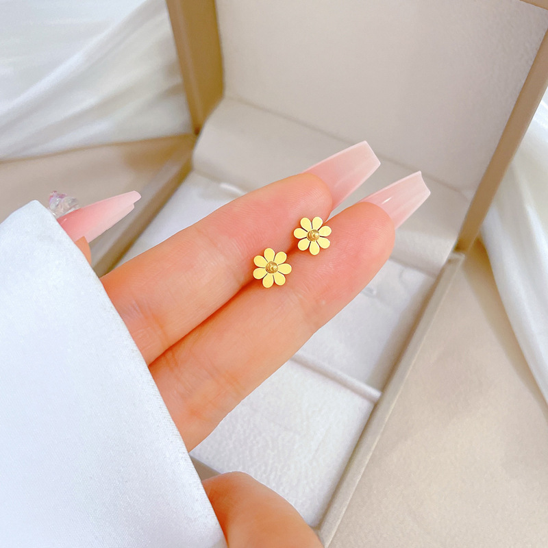 Rongxun Simple Little Daisy Pendientes de acero de titanio de todo el cuerpo Moda femenina Temperamento Pendientes de margarita pequeños y exquisitos Pendientes al por mayor