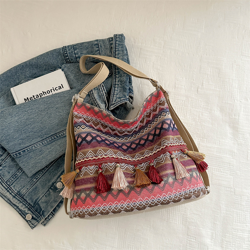 Características nacionales bolsas de mano para mujeres 2024 nuevo estilo en línea bolsas de hombro de viajes casuales de moda de chicas bolsas de borda