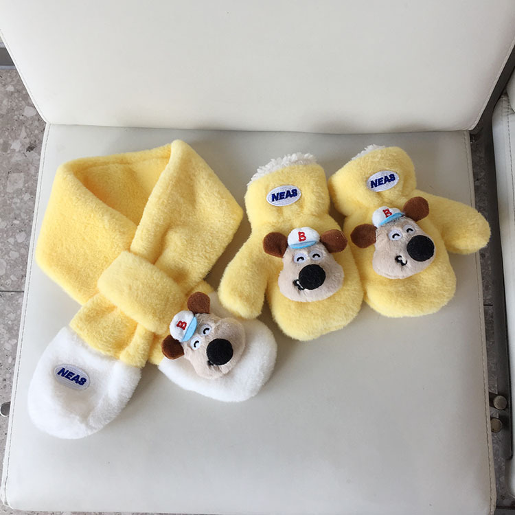 メーカーは冬に保温して新しい子供のマフラー手袋を厚くします。|undefined