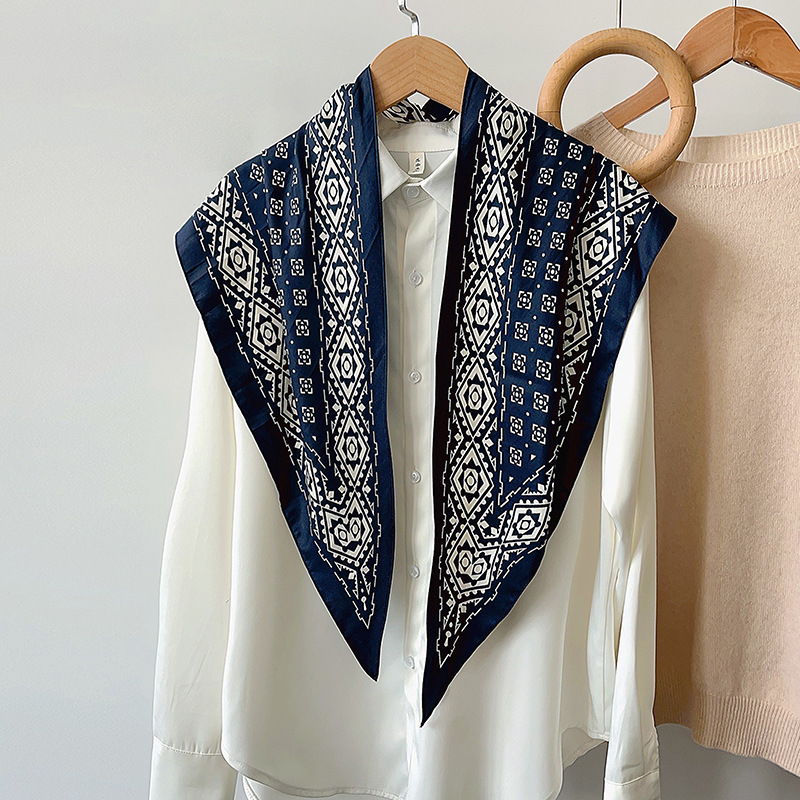 Nueva toalla triangular, bufandas de seda a rejilla de cintura de geometría negra y blanca, bufandas de seda coreanas retro, bufandas literarias y versátiles