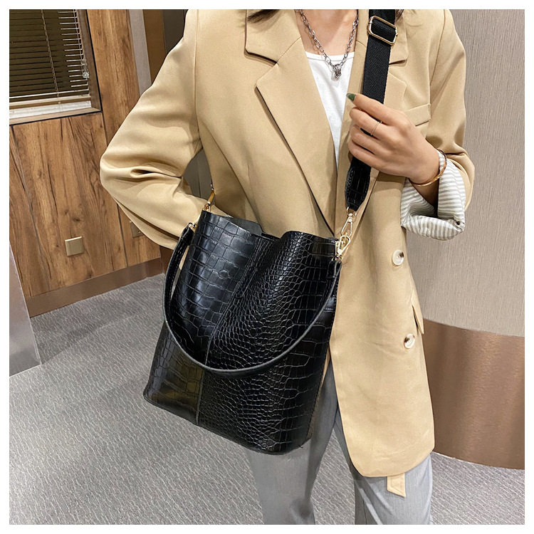 Fashionable Stylish One Shoulder Bag New Fashionable Temperament Underarm Bag Casual All-Matching Wide Shoulder Strap Bucket Bag display picture 17