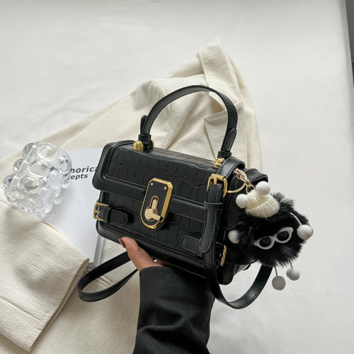 Minimalist Fashion Handbag for Women with Stone Texture Lock Fastener, Tote Bag for Commuting, Unique Retro Single Shoulder Bag