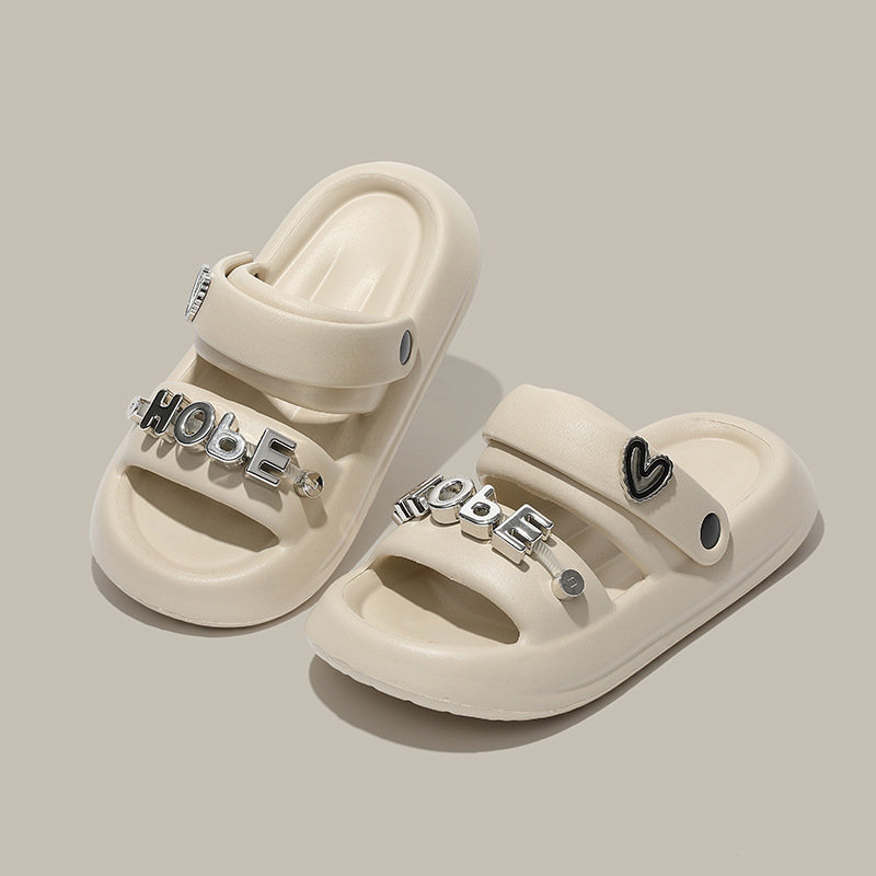 Sensación de mierda, pantuflas de una palabra, ropa exterior de verano para mujeres, suela gruesa, 2025 nuevo estilo, rojo neto, súper fuego, sandalias de diamantes de imitación de moda, en nombre del cabello