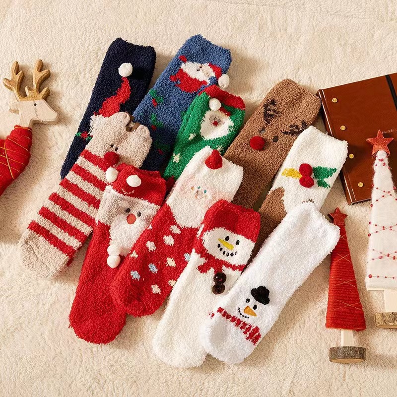 Zwei Paar Weihnachtssocken aus Korallenvlies, süße dekorative Anhänger, Geschenk-Cartoon-Schlafsocken, verpackt mit Bällen_voghion.com