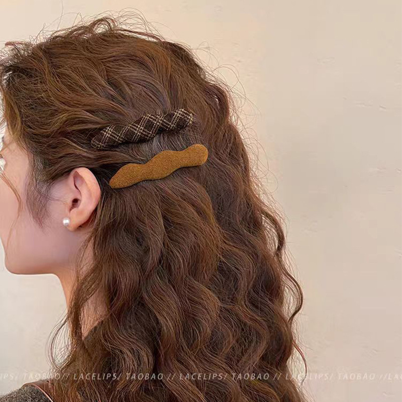 Vintage Woolen Wavy Hair Clip for Women, Side Fringe Duckbill Clip, Autumn and Winter High-End Bangs Clip, Bobby Pin Hairpin Vintage Woolen Wavy Hair Clip for Women, Side Fringe Duckbill Clip, Autumn and Winter High-End Bangs Clip, Bobby Pin Hairpin
