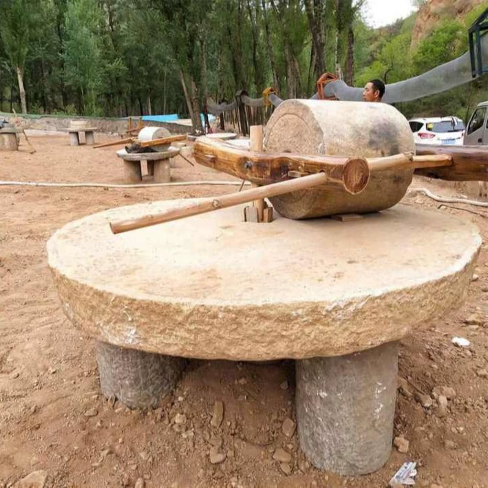 Сельская старая каменная мельница, парк, отель, каменный шлифовальный круг, ностальгические сельскохозяйственные инструменты, ретро-сад, старомодные старые шлифовальные диски, украшения