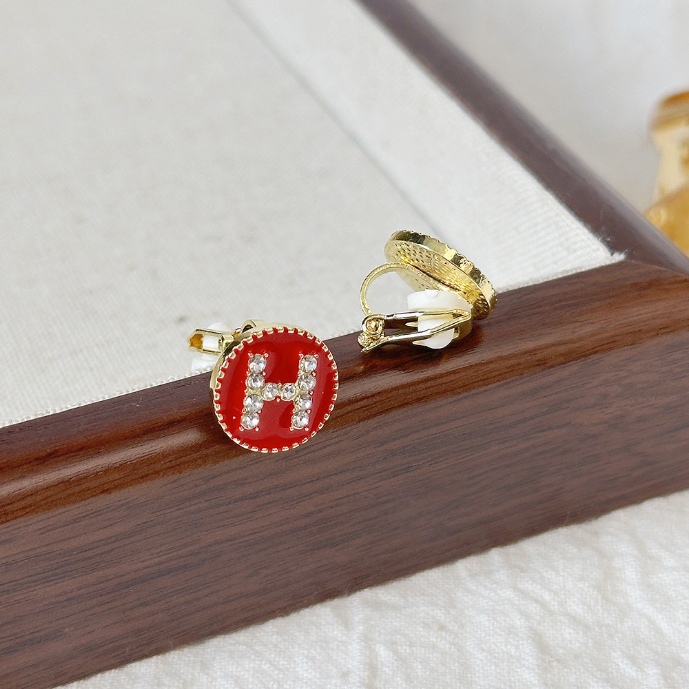 Versión coreana del temperamento de camelia, sin orejas perforadas, pinza para la oreja, flor de perla, tablero de ajedrez, pinza para la oreja triangular con diamantes, pendientes de nicho para mujeres