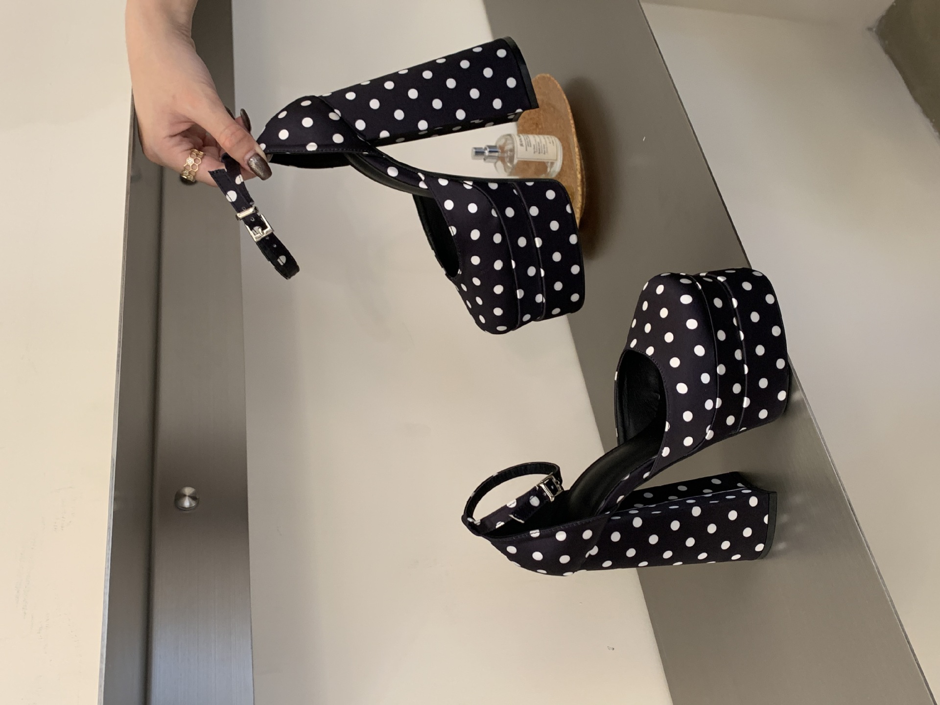 Sandal cao gót nữ mũi vuông hở mũi, gót to bản, đế platform, chất liệu satin chấm bi — màu đen chi tiết 17