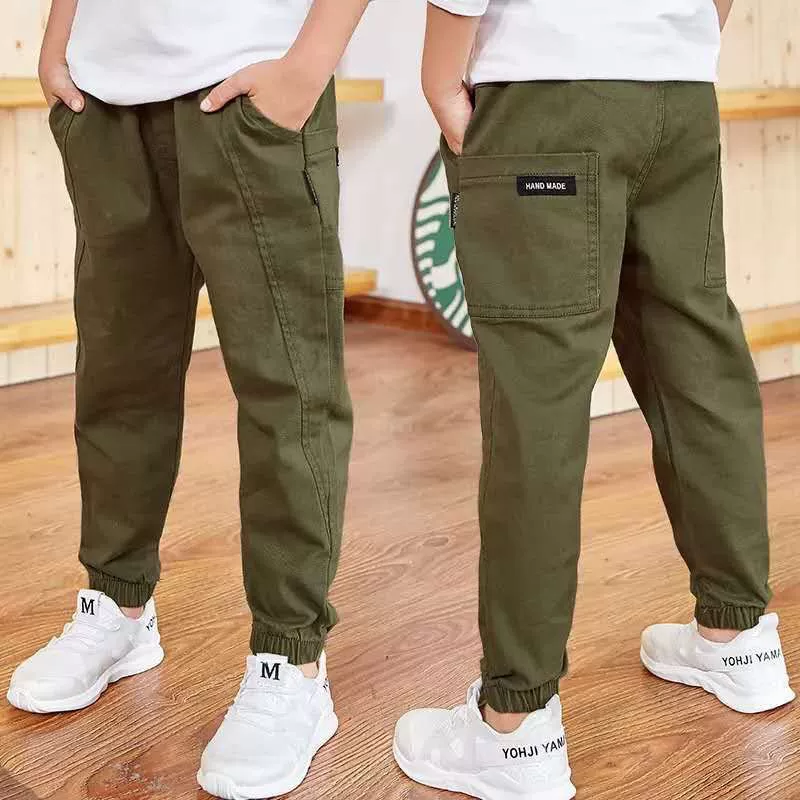 Pantalón en fondo neutro