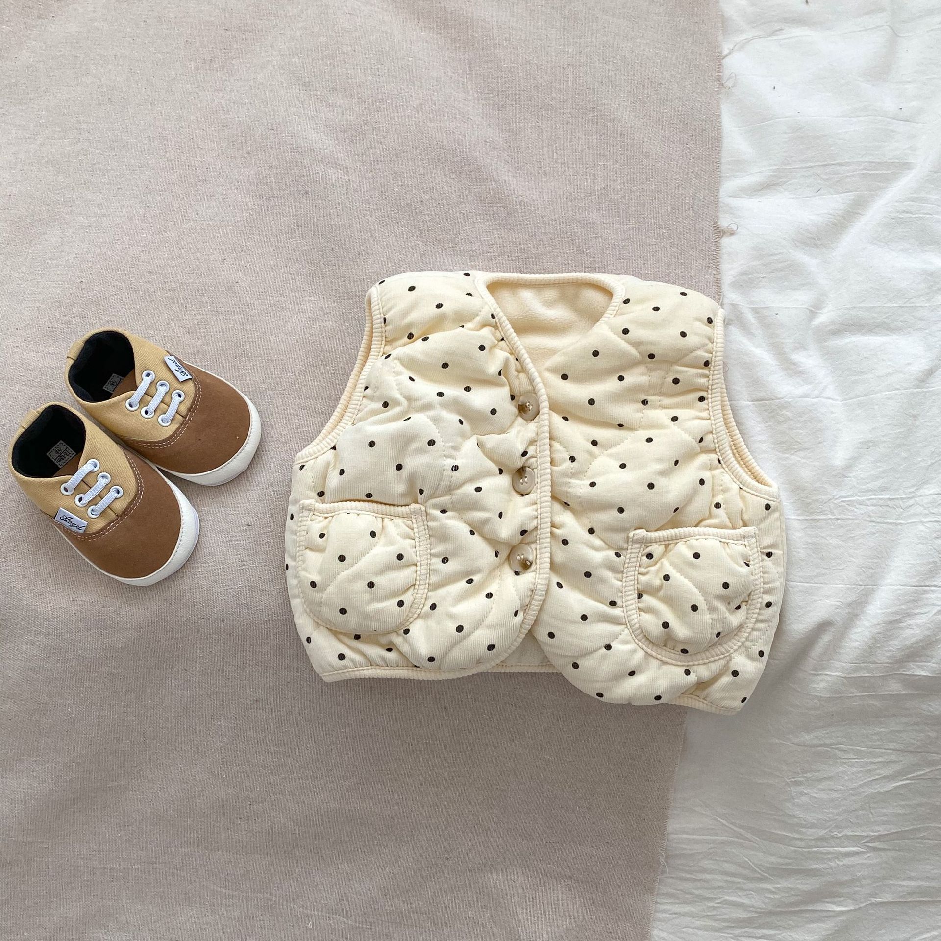 INS Otoño e Invierno estilo coreano bebé Chaleco de algodón estilo occidental bebé Polka Dot chaleco caliente chaleco sin mangas abrigo