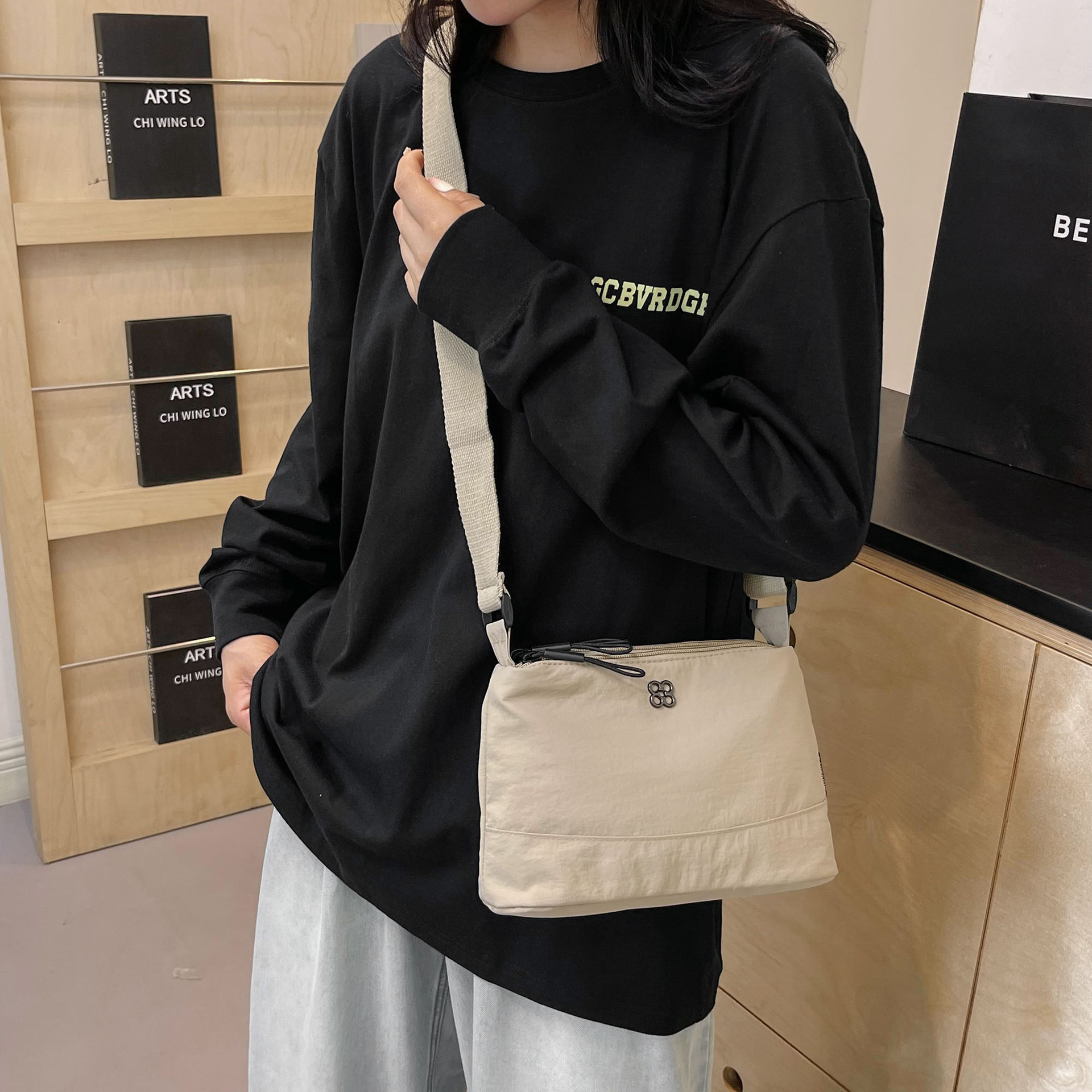 Kvinnors stor kapacitet, enfärgad, axelavancerad och minimalistisk, crossbody-väska för kvinnor, handväska i canvas, mobil_voghion.com