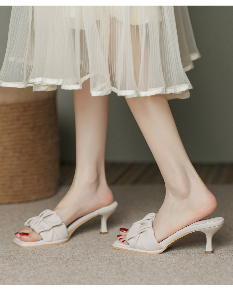 Zweilagige Hausschuhe aus Rindsleder, die im Sommer 2024 bei Frauen beliebt sind, mit Falten und einem geraden, schmalen Absatz, runder Spitze und offener Zehenpartie im koreanischen Stil_voghion.com