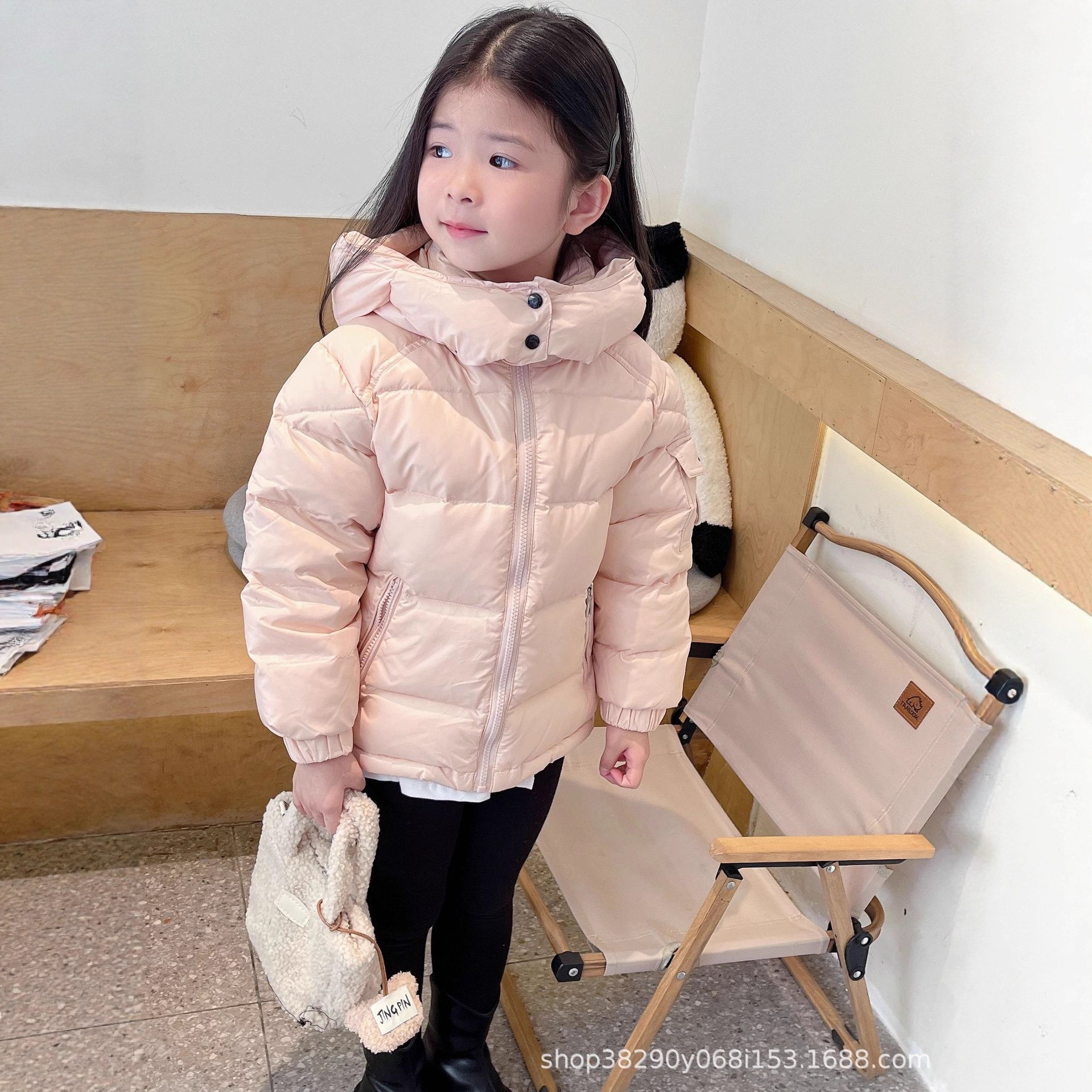 Korean style down jacket for boys and girls, thickened, with detachable hood, warm winter coat for toddlers and young children.