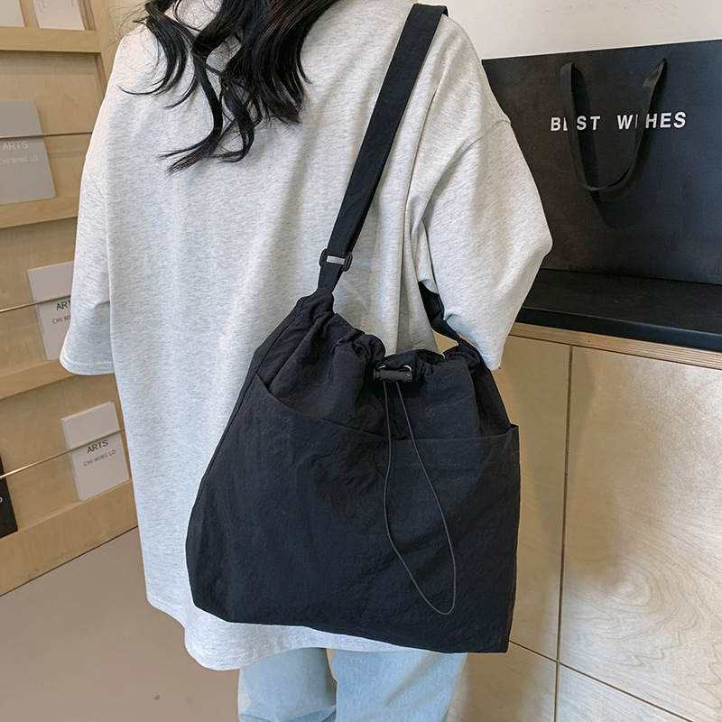 A stylish single-shoulder crossbody bag for 2024, a large-capacity casual commuting bag for classes, and a beautiful and fashionable underarm bag for women undefined