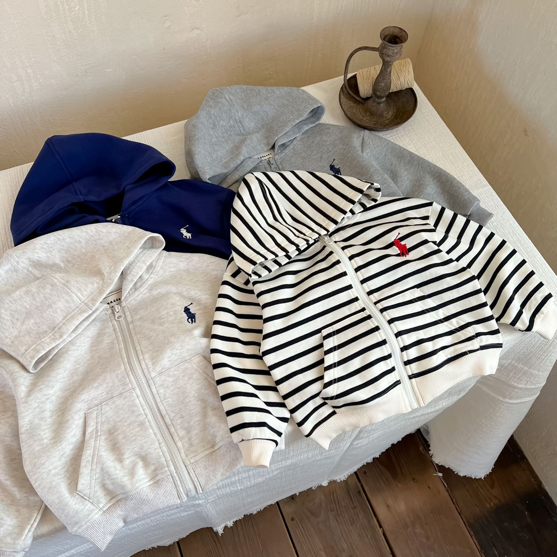 Primavera y otoño chaqueta de niños con chaqueta de cremallera con capuz para niños con rayas de color sólido de moda para niños