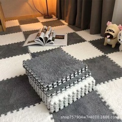 ぬいぐるみの絨毯のマットの床は寝室を敷きます。